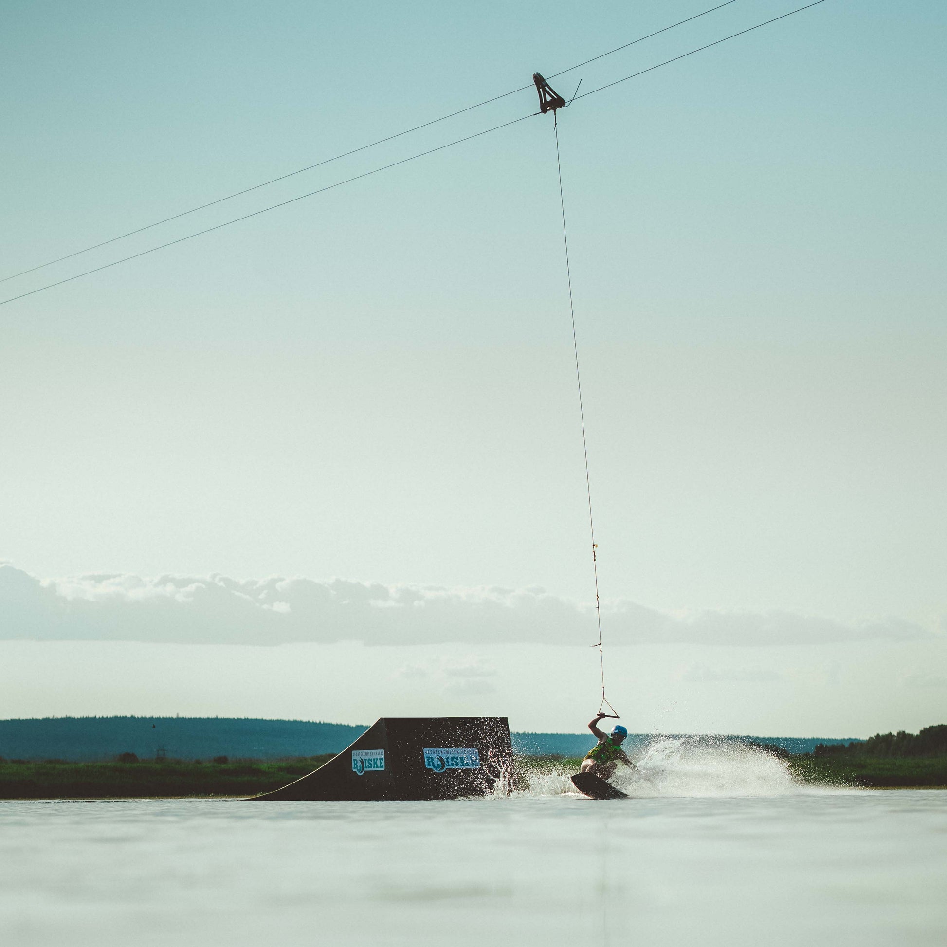 A man wakeboarding in Roiske Rovaniemi cable wake park