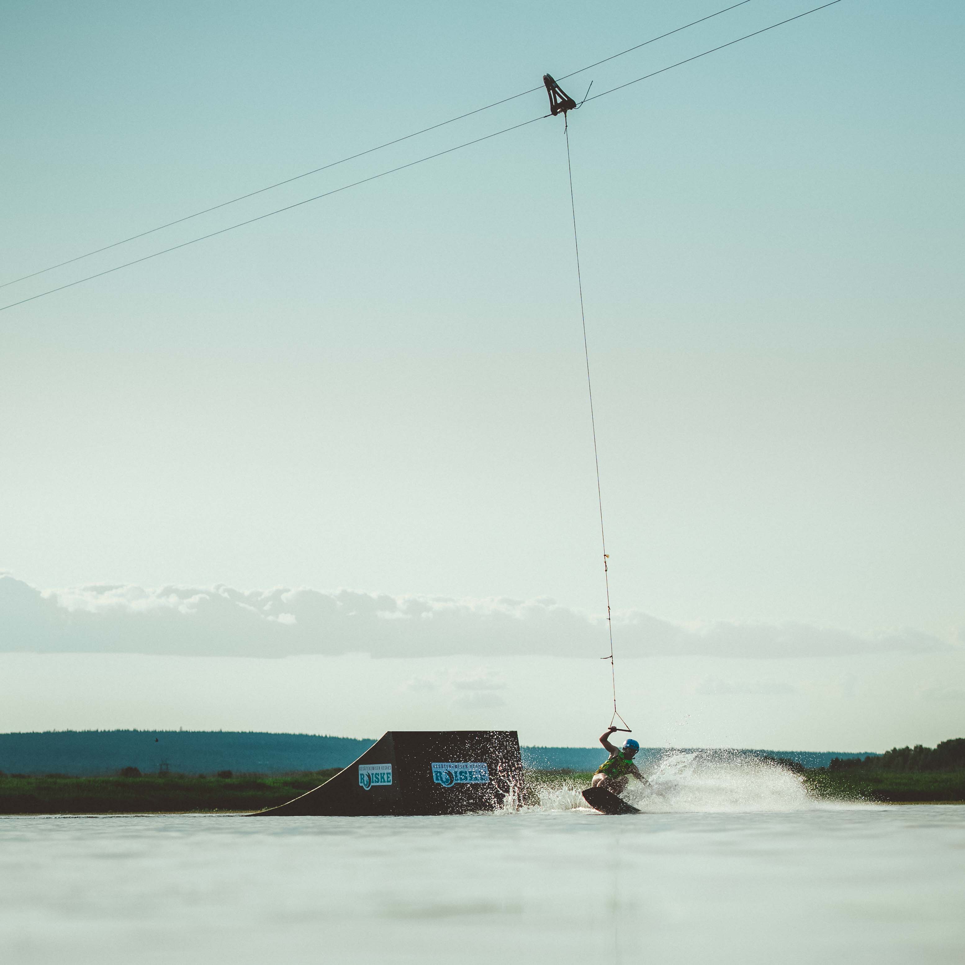 A man wakeboarding in Roiske Rovaniemi cable wake park