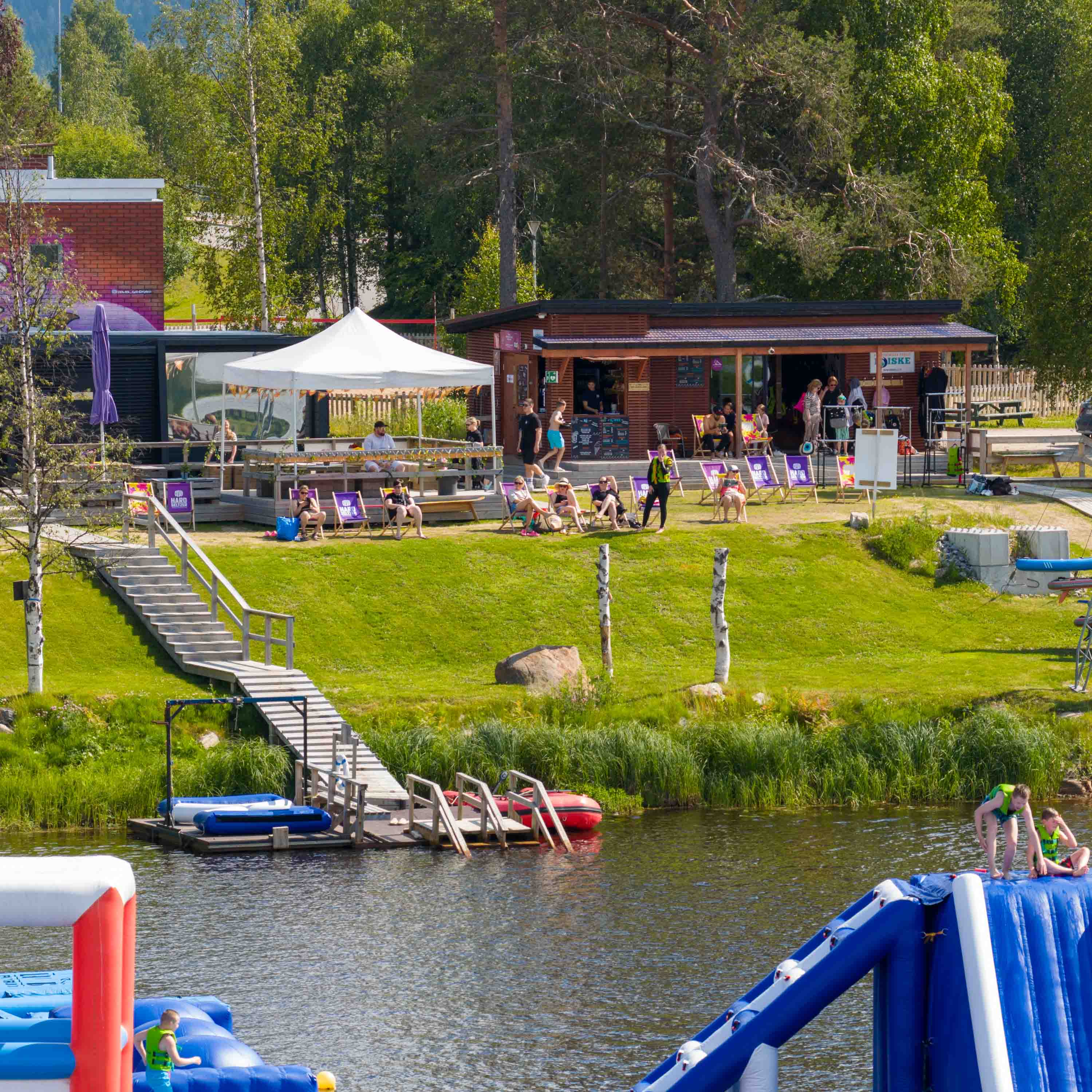 People enjoying a warm summer day in Roiske Rovaniemi Terrace and Sauna
