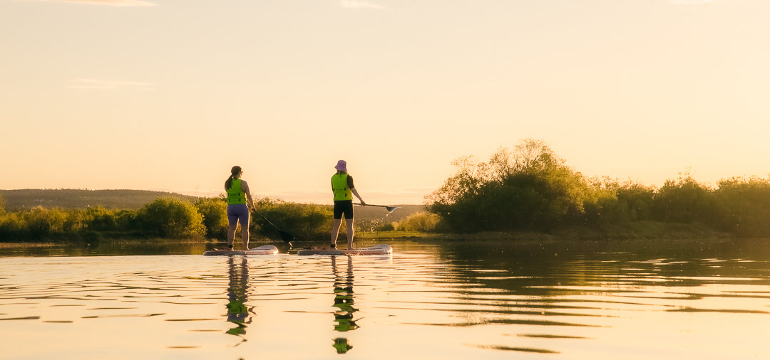 Two friends paddling under the midnight sun at Roiske Rovaniemi