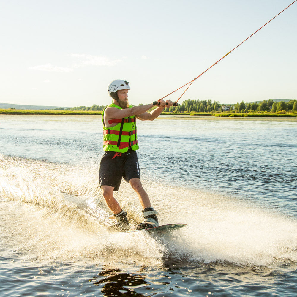 A man wakeboaring in Roiske Rovaniemi cable wake park