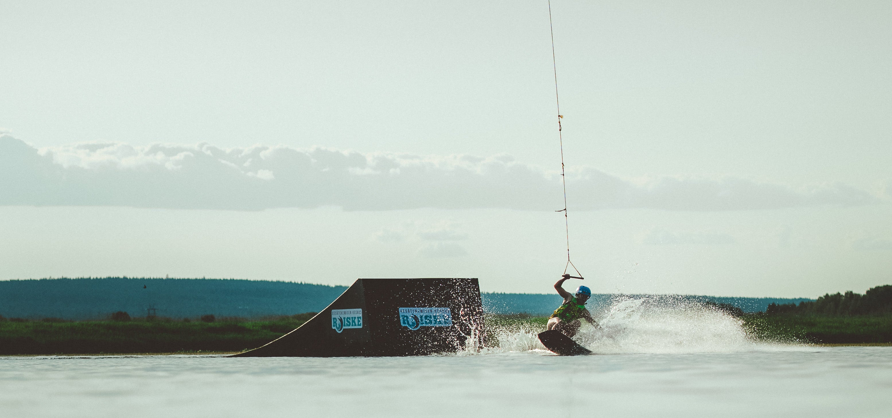 Man enjoying a summer day at Roiske Rovaniemi's Wakeboard Cable